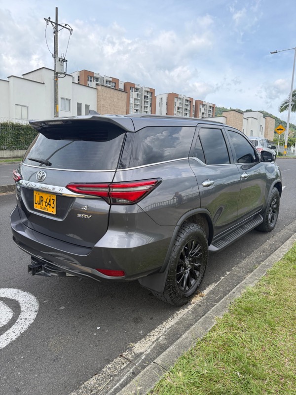 Fortuner trasera