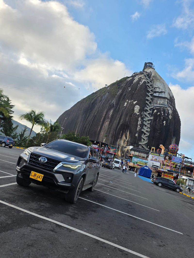 Alquiler de Toyota Fortuner 2023 SRV en el Eje Cafetero